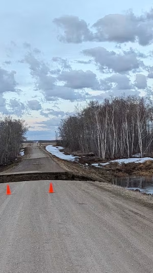 La route vers Struthers Lake effondré.