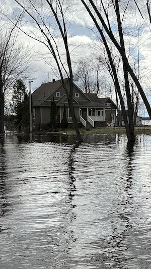 Une maison de campagne est entourée d'eau.