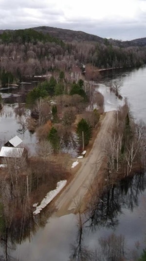 Une rivière recouvre un chemin de gravier.