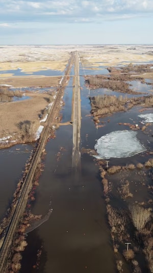 Une route inondée près de Buchanan, en Saskatchewan, en mai 2026.