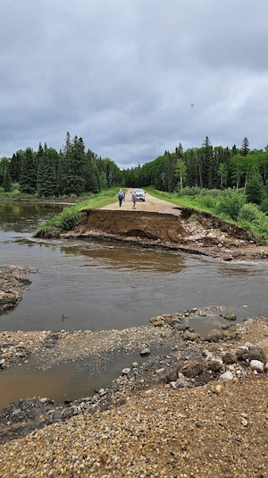 Une route détruite par l'eau