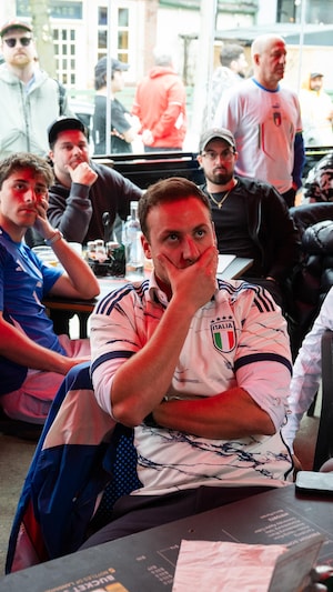 Des adeptes de football regardent la finale des barrages de qualification pour la Coupe du monde entre l’Italie et la Bosnie au Café Diplomatico de Toronto le mardi 31 mars 2026.