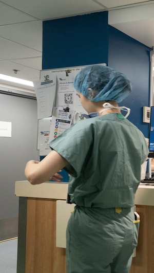 Un infirmière de dos travaille dans une salle de réception de l’hôpital Jean-Talon, à Montréal, quelques jours après l’implantation du nouveau système numérique