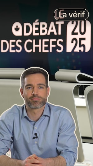 Il s'agit d'un montage de photos du journaliste devant une photo des chefs des principaux partis fédéraux sur le plateau du débat des chefs en français.