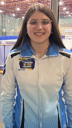 Jolianne Fortin debout devant la caméra.