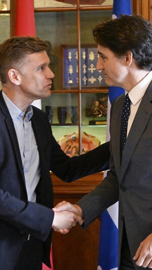 Bruno Marchand sert la main du premier ministre.