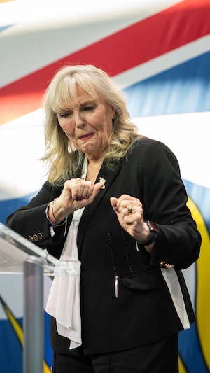 Kerry-Lynne Findlay, élue chef du Parti conservateur de la Colombie-Britannique, fait son entrée en dansant sur scène lors de la soirée électorale à Vancouver, le samedi 30 mai 2026.