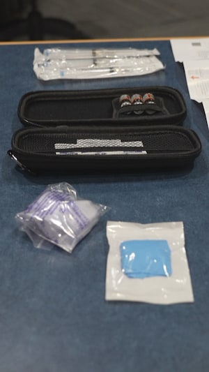 Un kit pour injection de naloxone.