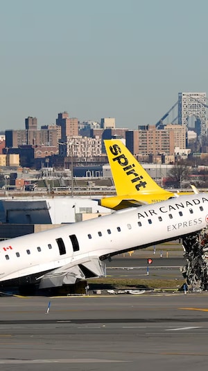 Wasak ang nguso ng isang eroplano sa paliparan.