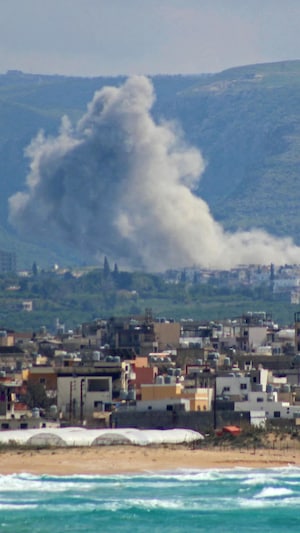 Cette photographie prise depuis la région de Tyr, au sud du Liban, montre la fumée s'élevant du site d'une frappe israélienne qui a visé le village de Qlaileh, dans le sud du pays, le 11 avril 2026. 