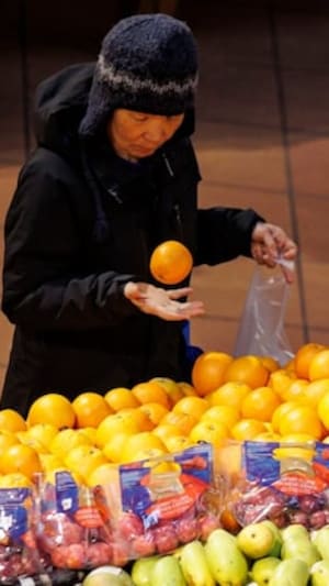 Un client fait des achats dans un magasin Loblaws de la région de Toronto, le 6 mars 2025.