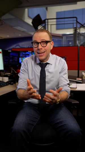 Louis est assis dos à son bureau afin de regarder l'objectif de la caméra en mode explications.
