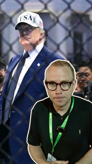 Il s'agit d'un montage de deux photos. En arrière-plan, Donald Trump derrière l'arène construite par l'UFC à la Maison-Blanche. Il porte un casquette blanche. Devant, un homme, le journaliste Louis Blouin, il regarde l'objectif de la caméra.