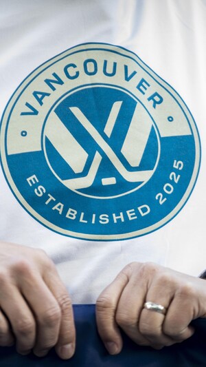 Une femme tient un drapeau lors de l'annonce de la nouvelle équipe de la LPHF de Vancouver, le mercredi 23 avril 2025.