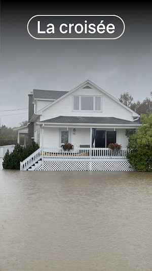 Le terrain d'une maison est complètement inondé.