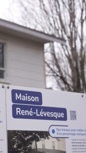 Une photo d'une affiche d'information devant la maison René-Lévesque. Une photo de l'ancien premier ministre y apparaît.