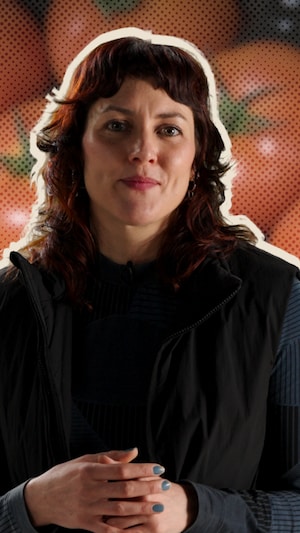 Montage photo d'une journaliste derrière une caisse de tomates.