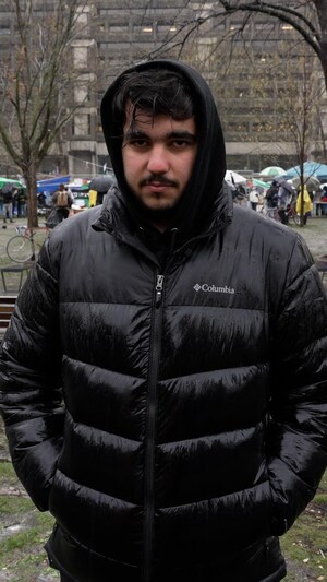 Ali est devant le campement propalestinien à l'Université McGill