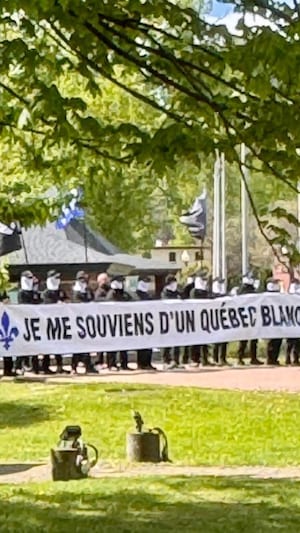Une manifestation « Je me souviens d'un Québec blanc » à Shawinigan.