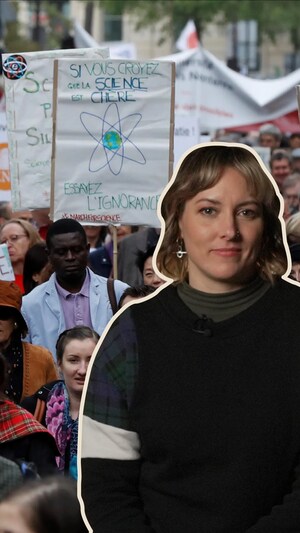 Un montage de la journaliste Marianne Desautels-Marissal regardant l'objectif de la caméra. Derrière elle, une photo lors d'une manifestation contre les décisions de Trump envers la science américaine.