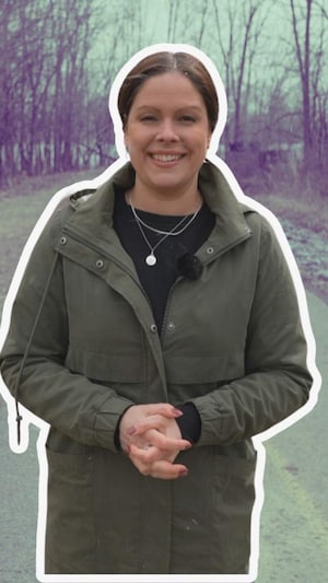 Montage photo d'une journaliste sur une piste cyclabe, entourée d'arbres.