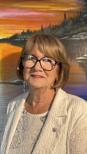 Marion Willis devant une peinture autochtone.