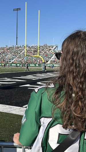 Une vue de dos de partisans regardant un terrain lors d'un match le 23 mai 2026 à Saskatoon.