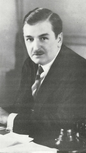Une personne à un bureau.