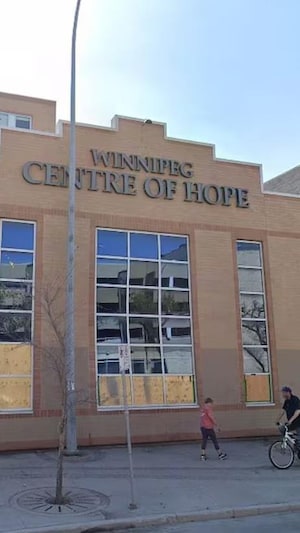 Winnipeg Centre of Hope », avec un panneau distinctif « The Salvation Army » (l'Armée du Salut) au-dessus de l'entrée