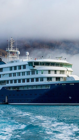 Vue sur un bateau de croisière bleu.