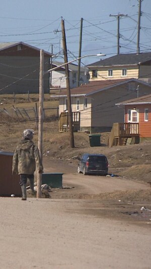 Une rue et des maisons de la Nation crie Nisichawayasihk.