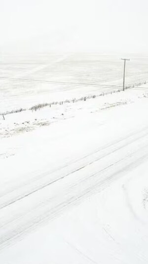 De la neige recouvre une autoroute.
