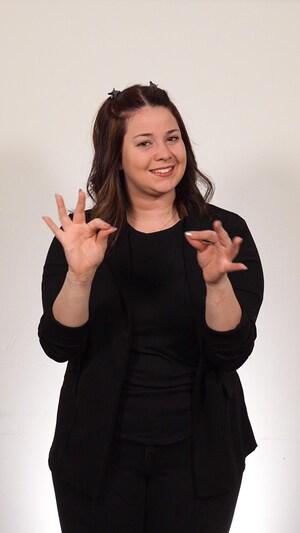Danielle Danis s'adressant en LSQ à la caméra.