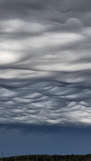 Des nuages asperitas photographiés dimanche au-dessus de Kanata, à Ottawa.