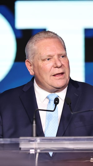 Doug Ford s'exprime face à ses partisans au Centre des congrès de Toronto.