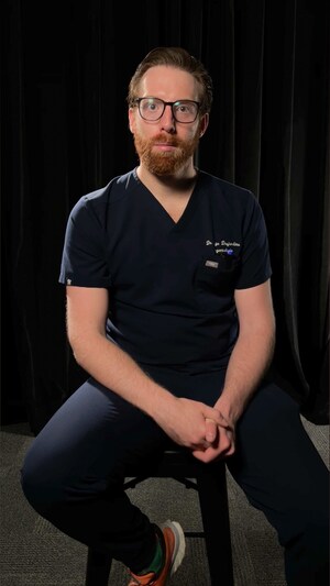 Ugo Desjardins assis sur un tabouret. 