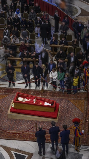 Les catholiques rendent hommage au pape François alors qu'il repose dans un cercueil en bois.