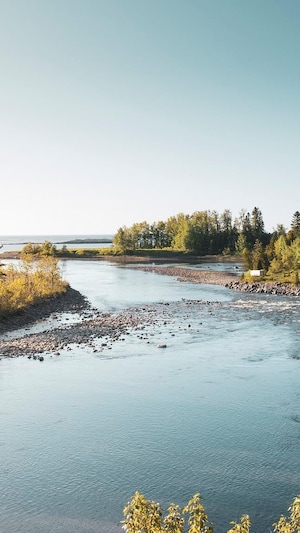 Une vue de la rivière Mitis en été.