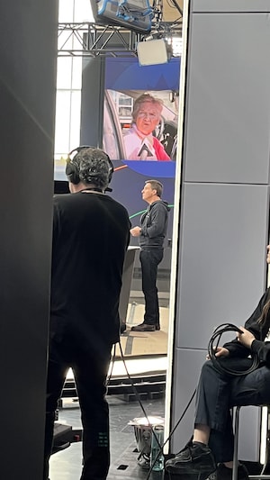 L'animateur du débat des chefs, Patrice Roy, se prépare en vue du débat. Il est sur le plateau où l'événement s'est tenu pour les derniers tests. 