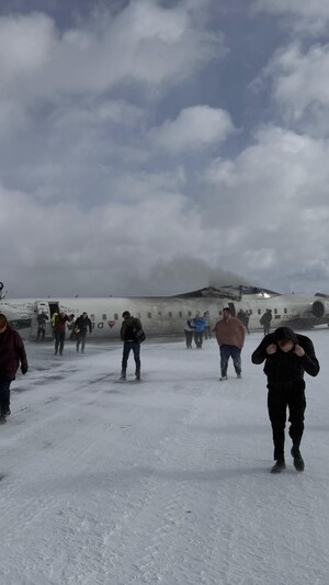 Un avion renversé sur le dos à l'aéroport Pearson de Toronto.