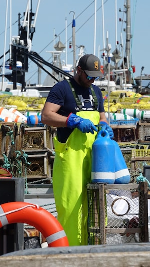Un pêcheur la veille de la mise à l'eau des casiers à Grande-Entrée.