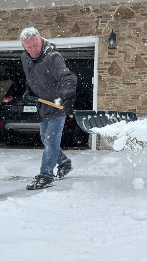 Un homme est en train de pelleter de la neige à Regina, en Saskatchewan, le 16 avril 2026.