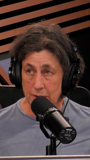 Une femme à un micro.