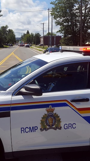 Un véhicule de la GRC bloque une route le 10 août 2018 à Fredericton.