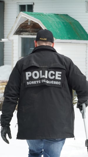 Un policier de dos.