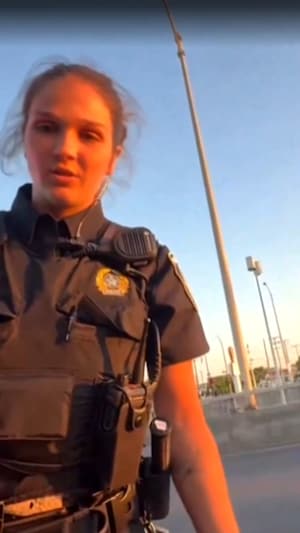 Une policière de Montréal lors d'une intervention. 