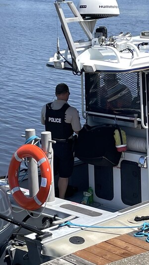 Un policier à bord d'un bateau dans la marina de Hull.