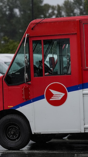 Des véhicules de Postes Canada.