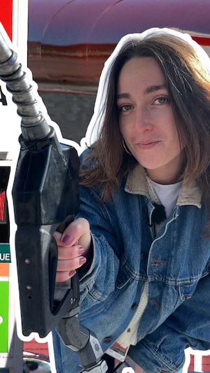 Le prix de l’essence a augmenté partout au Québec depuis le début de la guerre israélo-américaine. Mais comment peut-on expliquer, par exemple, que les consommateurs de la Gaspésie paient plus cher à la pompe que ceux du Bas-Saint-Laurent? Notre journaliste Alice Jacottin répond à la question de Suzanne Mason, une résidente de Murdochville.
