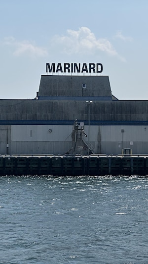 L'usine est située sur le bord d'une étendue d'eau.